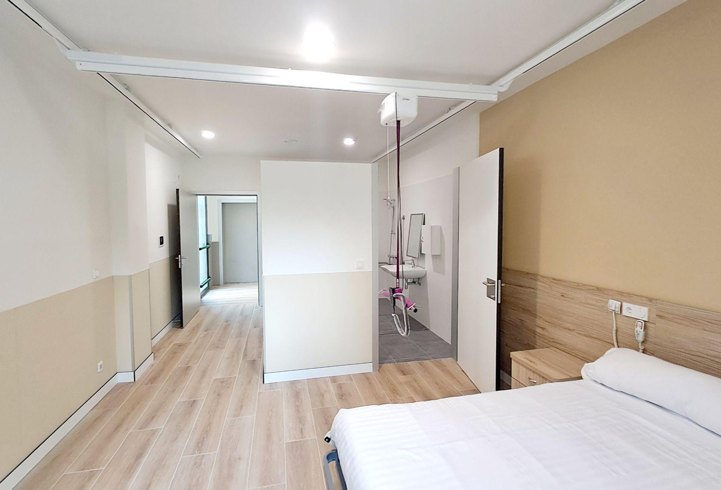 Adiós a las transferencias manuales: el poder de las grúas de techo en una residencia